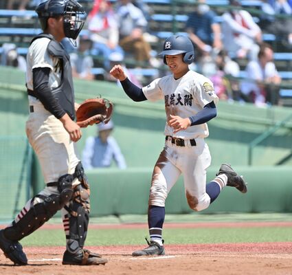 ９回、文星付の小林の中前適時打で三走・曽我が生還し同点に追い付く＝清原