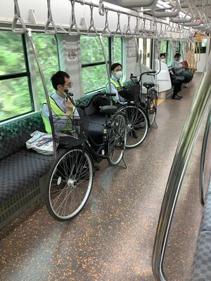 自転車を持ち込み乗車するイメージ（ＪＲ東日本大宮支社提供）