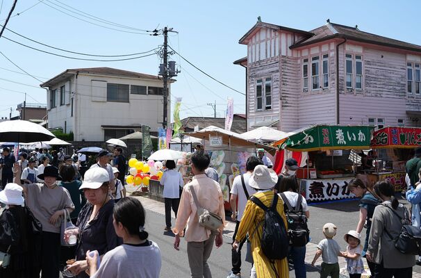 大勢の人でにぎわう蚤の市通り