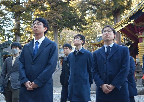 第48期棋聖戦第３局を前に日光東照宮を参拝した一力棋聖（左から２人目）と井山王座（同５人目）＝26日午後、日光市山内