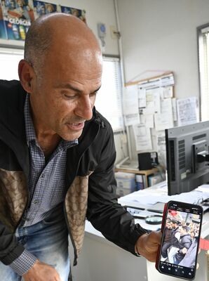 ＳＮＳで収集した情報を基にイランの状況を説明するペイマニーさん＝２日午後、栃木市内