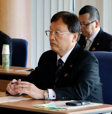 九州電力川内原発を訪れ、要望を伝える鹿児島県薩摩川内市の田中良二市長=27日、薩摩川内市