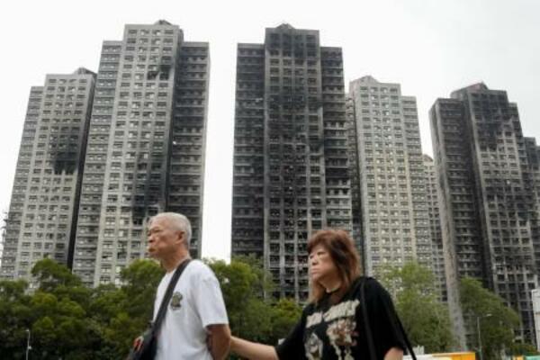 大規模火災が起きた高層住宅群=3月、香港(共同)