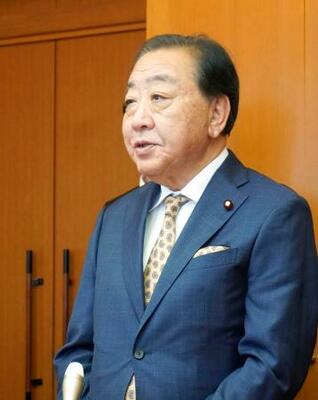 　取材に応じる立憲民主党の野田代表＝２３日午後、鳥取県米子市