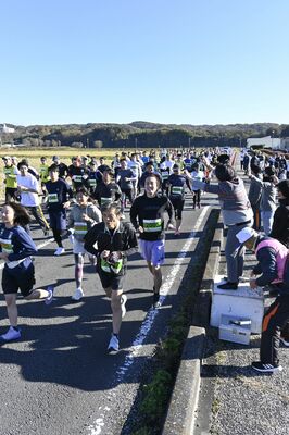 ハーフコースに挑む出場者ら