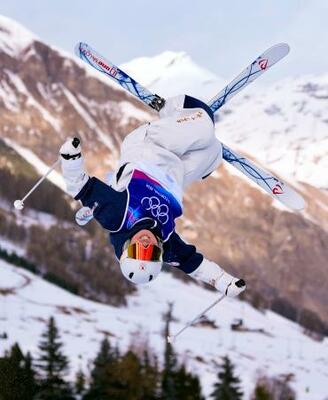 　女子モーグル決勝２回目　第２エアを決める冨高日向子＝リビーニョ（共同）