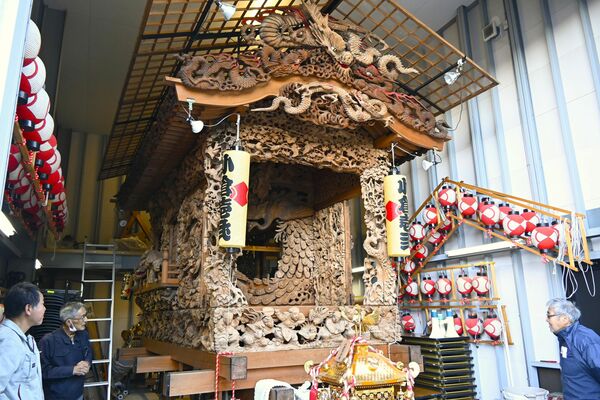 屋台蔵に収納された小倉1・2丁目の彫刻屋台