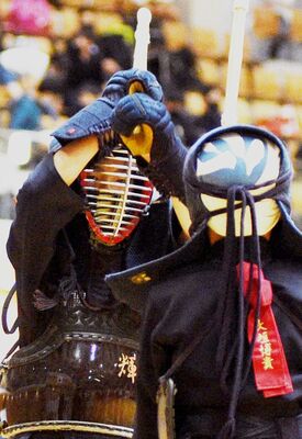 練兵館Ａ－蔵の街剣志会Ａ決勝大垣（練兵館Ａ）－宇賀神（蔵の街剣志会Ａ）大将戦　宇賀神がメンを狙う＝ユウケイ武道館
