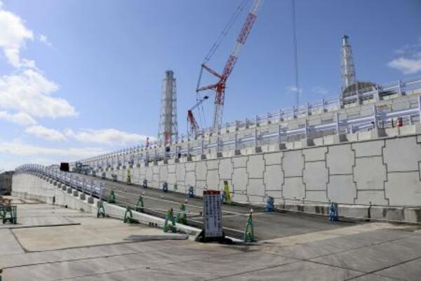 　東京電力福島第１原発１～４号機海側に建設された防潮堤＝２０２４年３月（東京電力提供）
