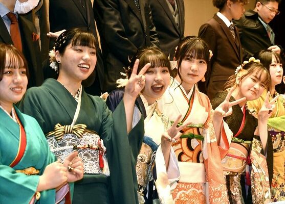 クラス単位の記念撮影前に、笑顔弾ける参加者たち