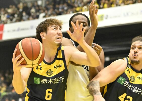 第１クオーター、リングにアタックするブレックスの比江島（左）＝日環アリーナ栃木、鈴木久崇撮影