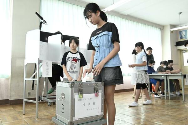 模擬選挙を体験する児童