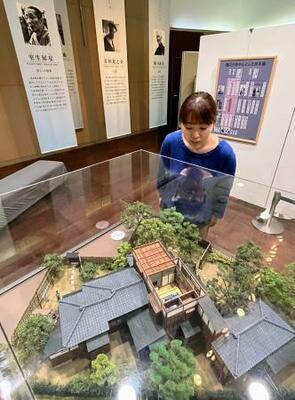 　芥川龍之介の「田端の家」模型＝東京都北区の田端文士村記念館