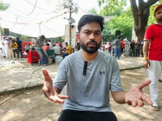 　取材に応じるディプケ氏＝２５日、インド・ニューデリー（共同）