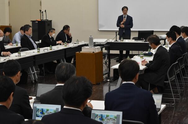ＬＲＴのＪＲ宇都宮駅西側延伸に向けた検討状況などを確認した委員会＝16日午後、宇都宮市本町