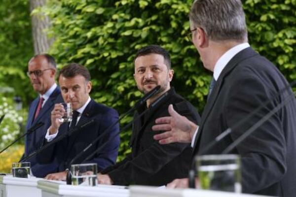 5月、ウクライナの首都キーウで首脳会合を開き、共同記者会見する(左から)ドイツのメルツ首相、フランスのマクロン大統領、ゼレンスキー大統領、英国のスターマー首相