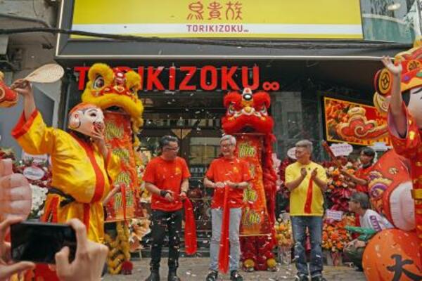 ベトナム・ハノイで開かれた「鳥貴族」の出店記念式典に参加するエターナルホスピタリティグループの大倉忠司社長(中央)=4日(共同)