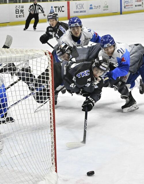 第１ピリオド、バックスのＦＷ清水（手前）がゴールを狙う＝日光霧降アイスアリーナ、鈴木久崇撮影