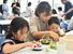 箱庭作りを楽しむ参加者