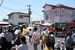大勢の人でにぎわう蚤の市通り