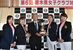 松本典文県ゴルフ場協議会会長（中央）から優勝カップを受け取る鹿沼ＣＣ・Ａの角田主将＝鹿沼72ＣＣ
