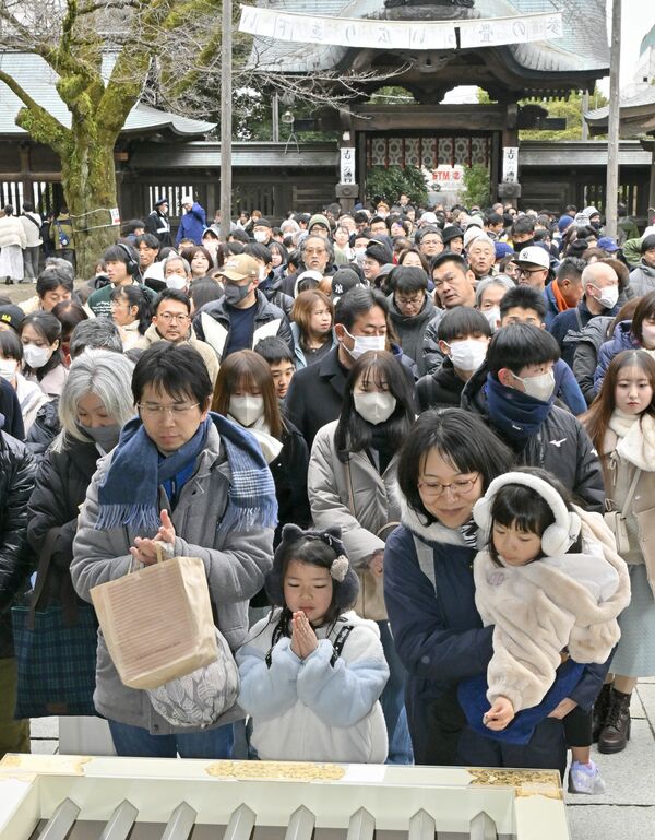 本殿に向かい手を合わせる初詣客＝２日午前10時25分、宇都宮二荒山神社