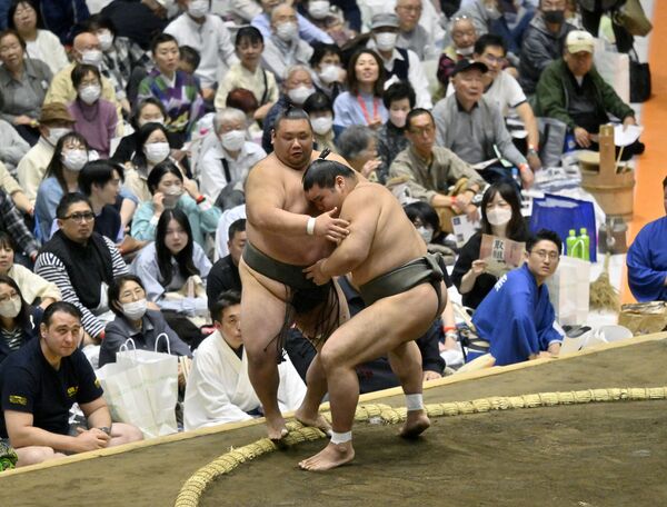 寄り切りで相手を下す那須烏山市出身の小力(右)