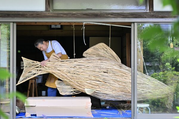 工房に吊り下げられた巨大アユのオブジェ＝29日午後０時10分、大田原市下石上