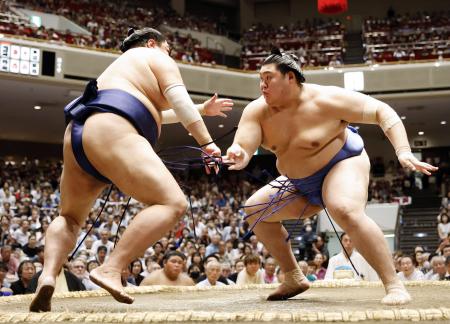 阿炎(左)を攻める大の里。押し倒しで下す=両国国技館