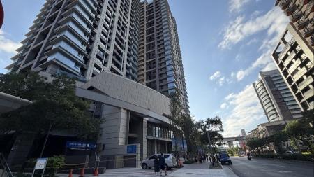 　台北ＭＲＴの三重駅近くに建つ新築マンション＝６日