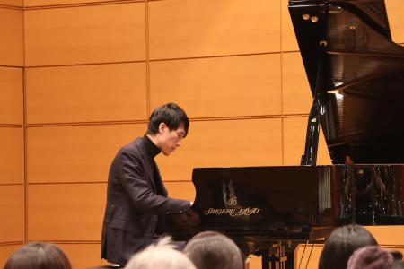 　来日記者会見でショパンを演奏するエリック・ルー＝２０２５年１２月１０日、東京都目黒区