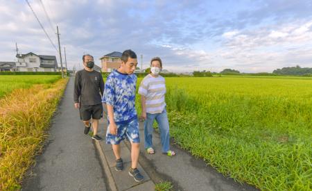 　雨上がりの夕方、自宅近所を散歩する青塚さん一家＝８月、茨城県神栖市