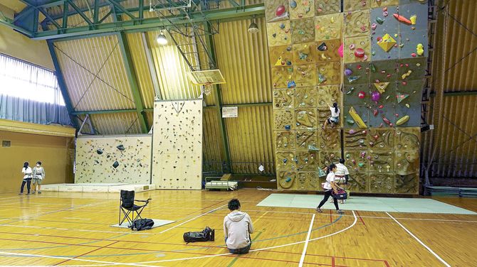 写真左から高さ３、５、11㍍のクライミングウォール