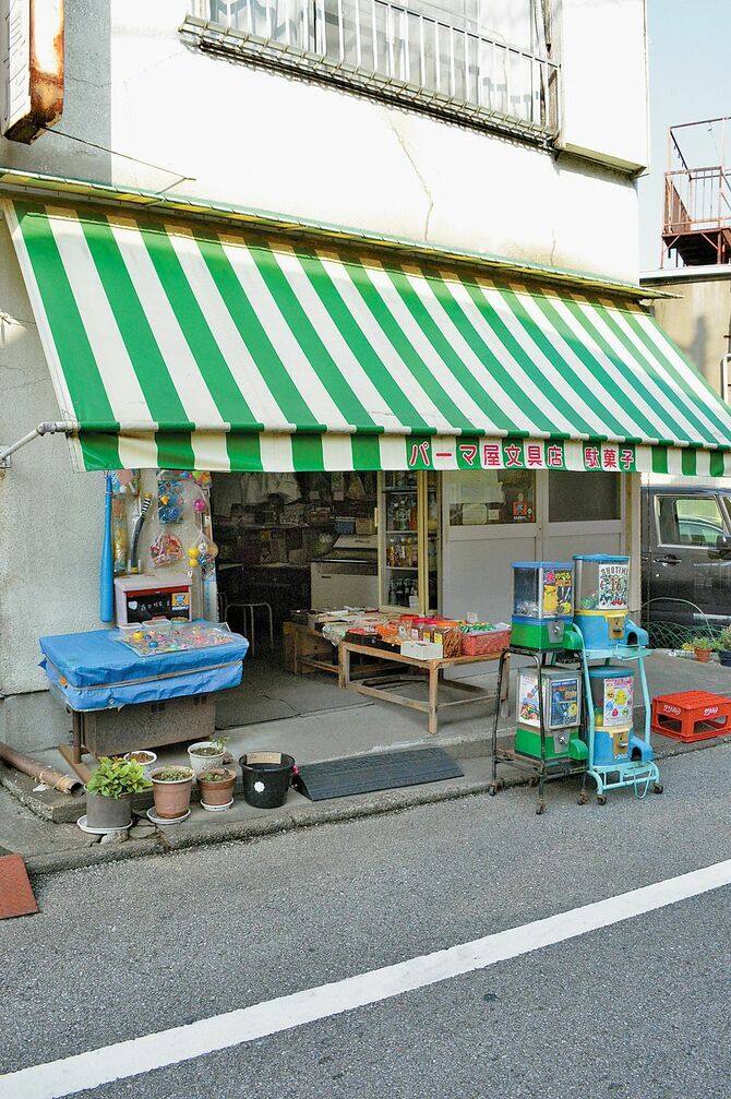 ストライプのテントが印象的な建物