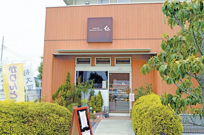 季節感のある彩り美しい和菓子が並ぶ和菓子店
