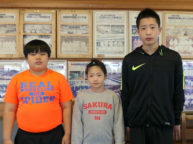 レスリングの全国大会で優勝をしている江泉 凌馬さん、滝田 いろはさん、坪井 大武さん（左から）