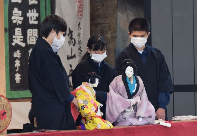 昨年11月の公演で「傾城阿波(けいせいあわ)の鳴門(な ると)巡礼歌の段~十郎兵衛住家(じゅうろべえすみか) の段」を披露する生徒たち