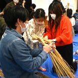 わらを丁寧に...正月準備　下野・石橋小でしめ飾り作り　親子100人参加