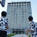 牛乳 “モォー” っと飲んで　県庁に巨大な乳牛出現　８月は消費拡大月間