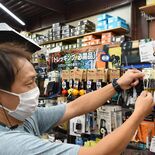クマ目撃増で鈴や爆竹売れ行き好調　栃木県内アウトドア用品店　遭遇防ぐ基…