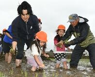 みんなで田植え 上手にできたよ