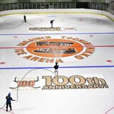 バックス100周年の記念ロゴがリンクに　日光霧降アイスアリーナで結氷作業大詰め　６日オープン