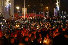 追悼式典で遺族「祖母返して」