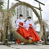 次の半年の息災祈願　宇都宮二荒山神社で「夏越の大祓」　270人が茅の輪くぐる