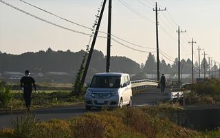 女性の遺体が見つかった乗用車（中央）＝１９日午前７時５分、上三川町坂上