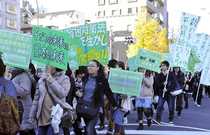 ＜１＞利用者急増　「借りないと行けない」