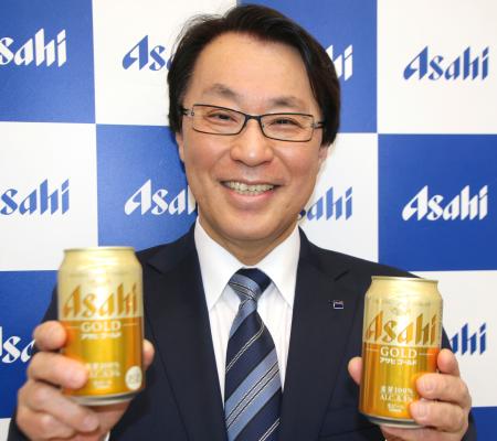 ビールの新商品「アサヒゴールド」を手にするアサヒの松山一雄社長=25日午後、東京都中央区