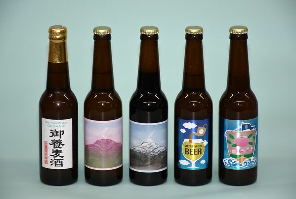 那須高原ビールの「春のビール祭り」で味わえる「那須御養麦酒」「那須プリンセスビール」「茶臼ポーカー」「アフタヌーンビール」「桃太郎エール」（左から）