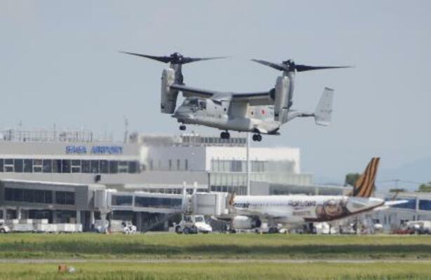 　佐賀空港の滑走路に着陸する陸上自衛隊の輸送機Ｖ２２オスプレイ＝９月