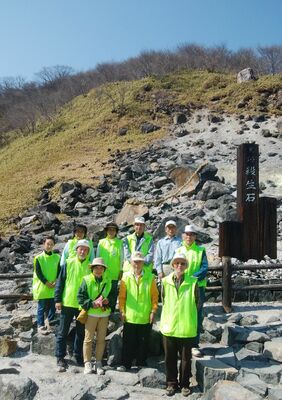 しめ縄を交換した那須高原湯本ガイドクラブのメンバー